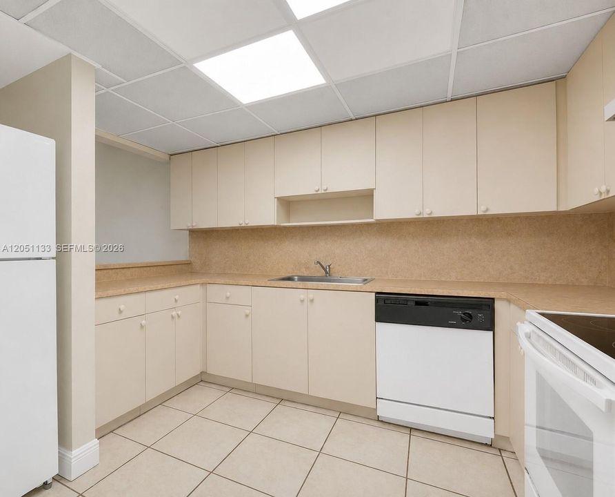 For Sale: $194,900 (2 beds, 1 baths, 1035 Square Feet)