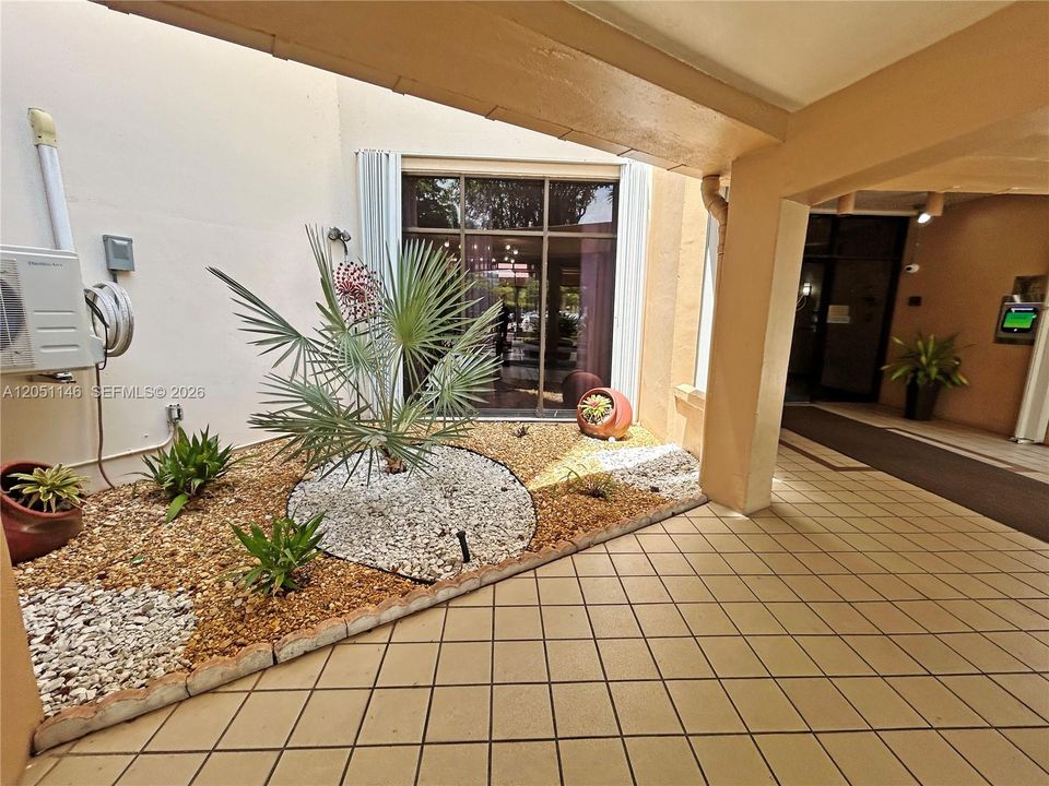 For Sale: $179,000 (2 beds, 2 baths, 1100 Square Feet)