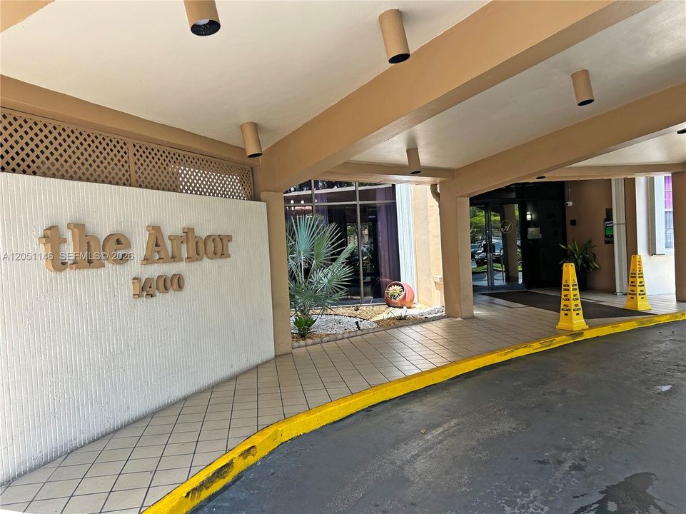 For Sale: $179,000 (2 beds, 2 baths, 1100 Square Feet)