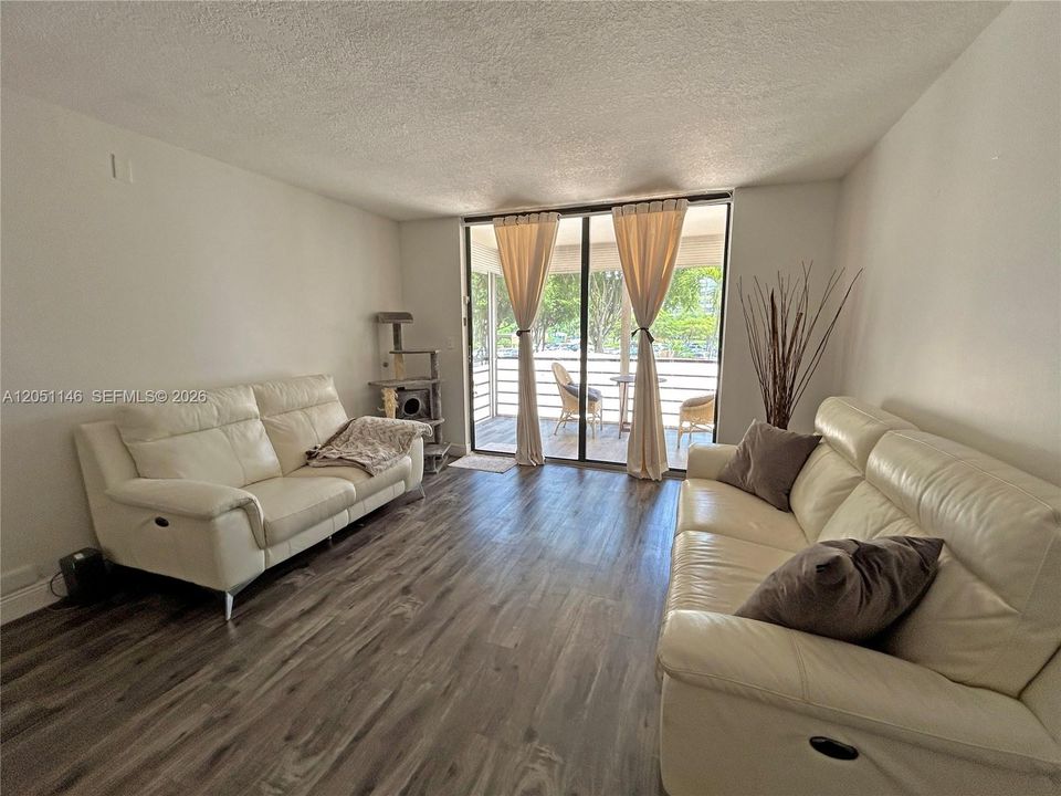 For Sale: $179,000 (2 beds, 2 baths, 1100 Square Feet)