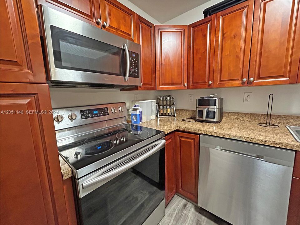For Sale: $179,000 (2 beds, 2 baths, 1100 Square Feet)