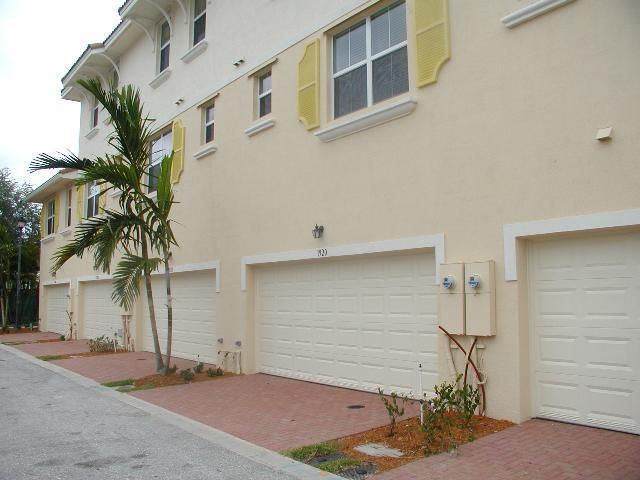 Garage outside 7