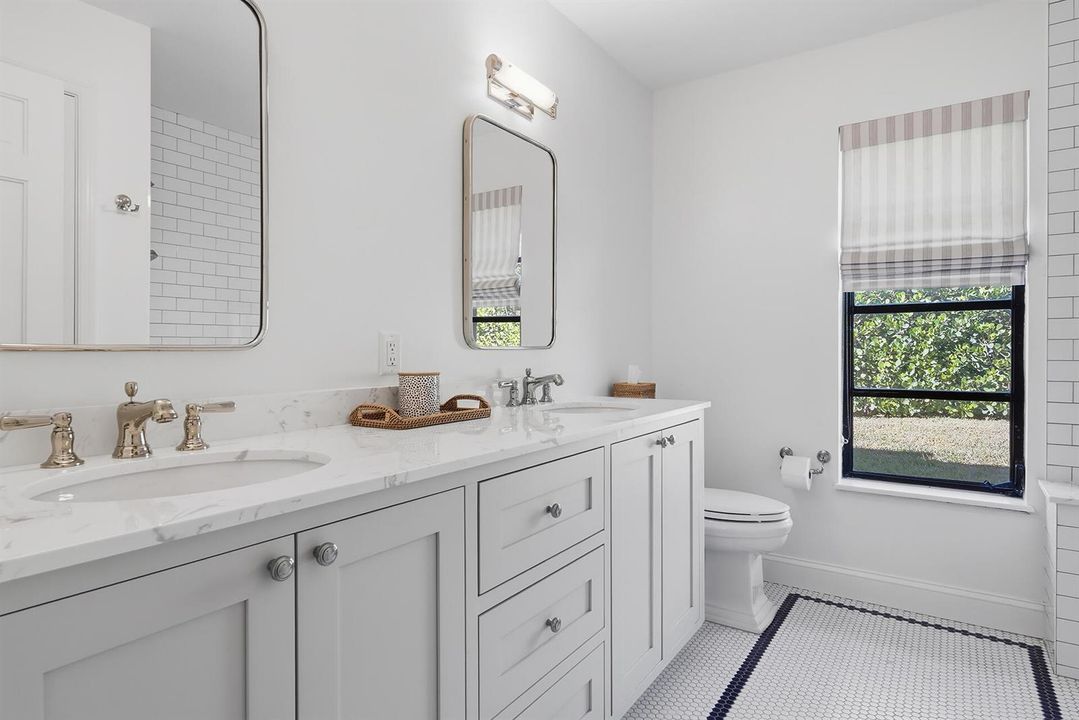 Tub/Shower, Duel Sink