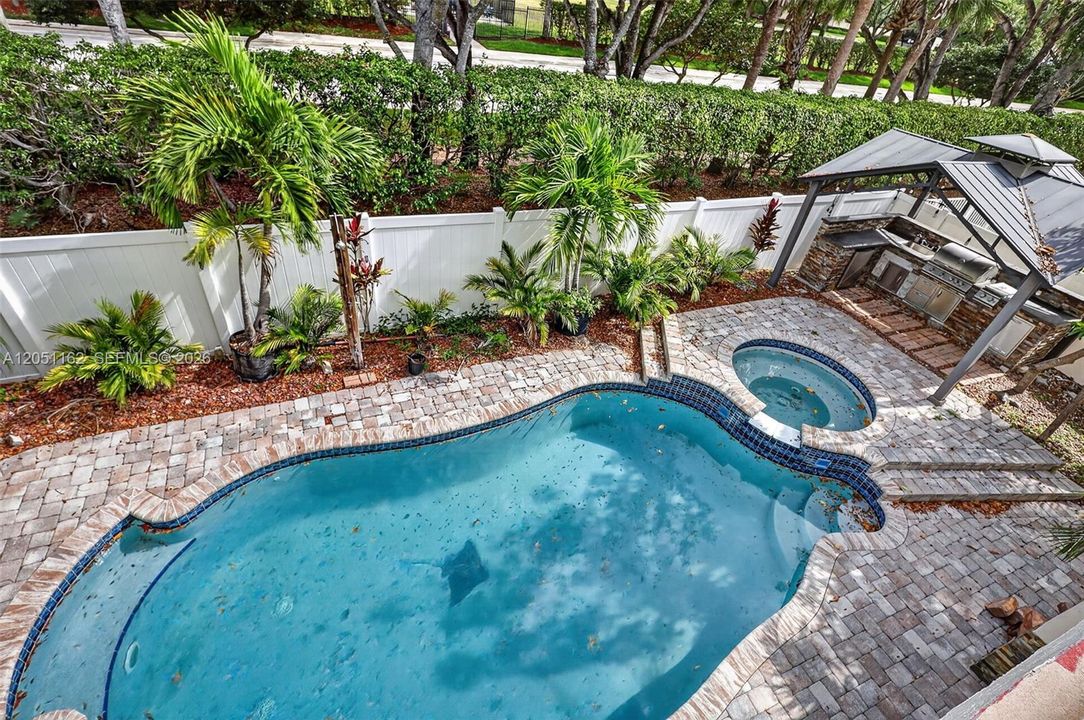 For Sale: $999,999 (5 beds, 2 baths, 3184 Square Feet)