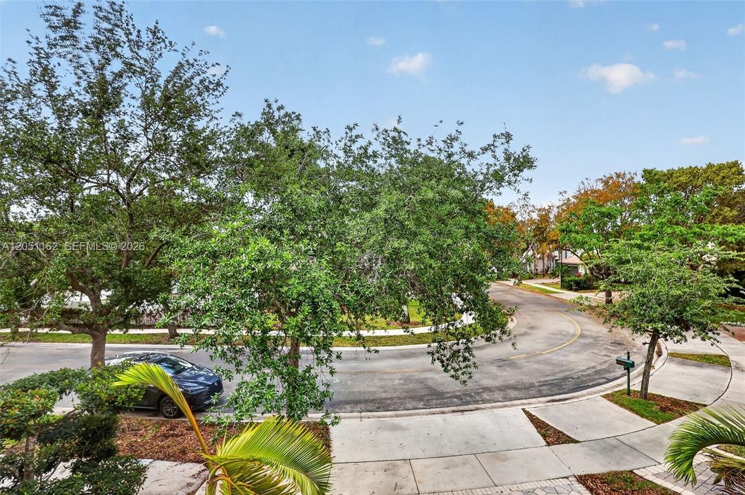 For Sale: $999,999 (5 beds, 2 baths, 3184 Square Feet)