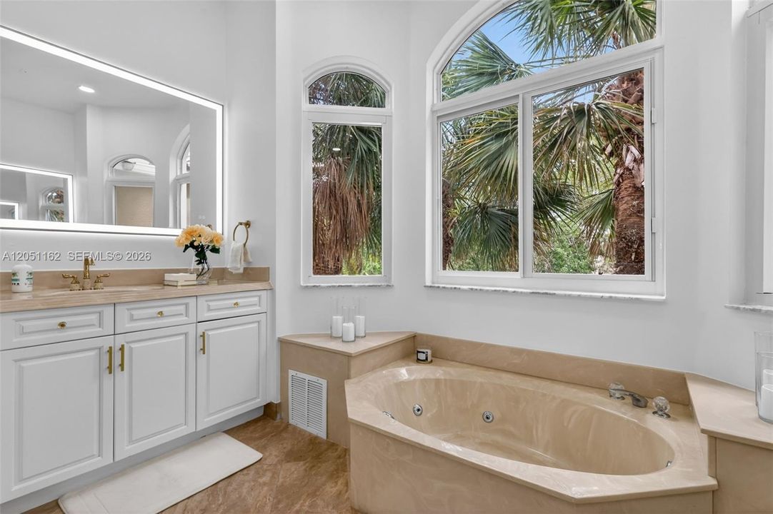For Sale: $999,999 (5 beds, 2 baths, 3184 Square Feet)