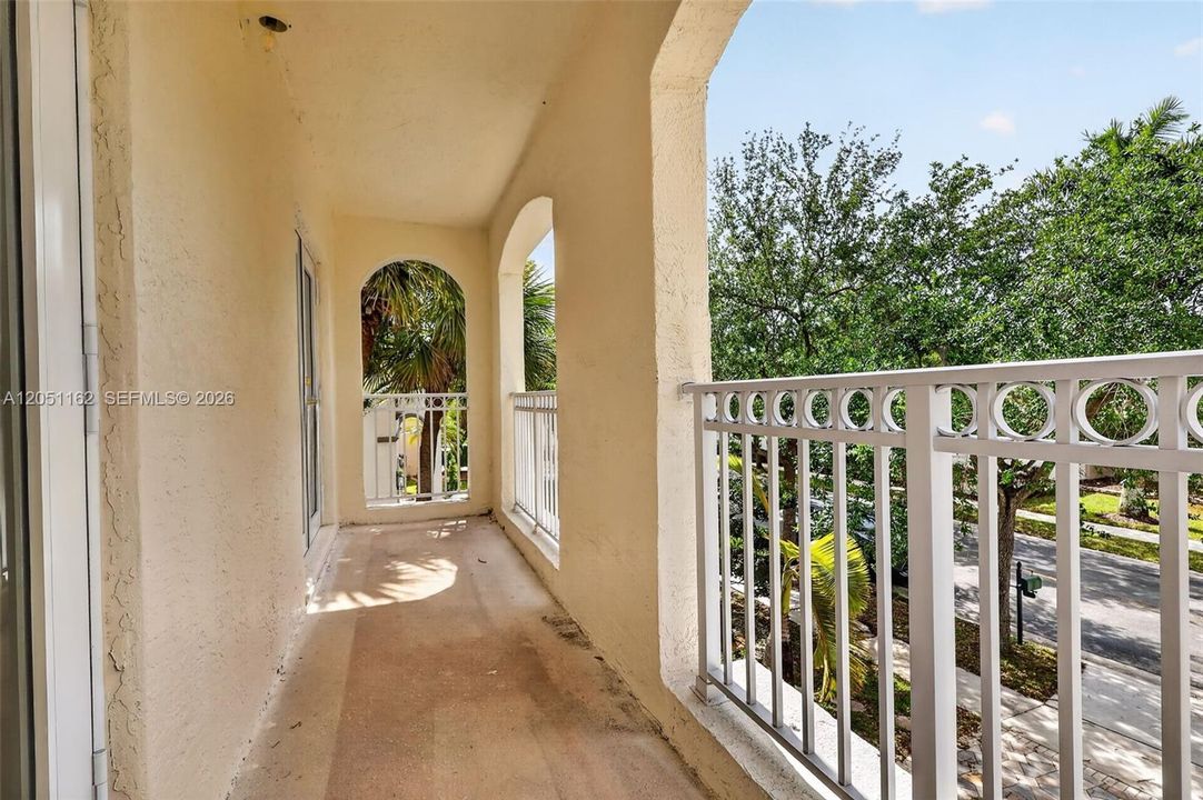 For Sale: $999,999 (5 beds, 2 baths, 3184 Square Feet)