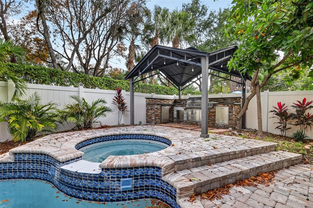 For Sale: $999,999 (5 beds, 2 baths, 3184 Square Feet)