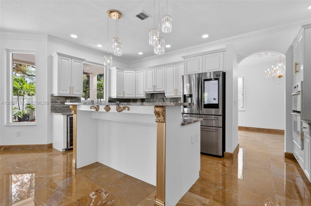 For Sale: $999,999 (5 beds, 2 baths, 3184 Square Feet)