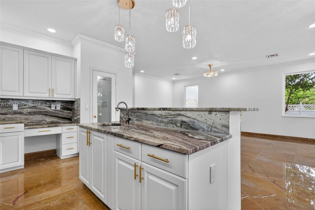 For Sale: $999,999 (5 beds, 2 baths, 3184 Square Feet)