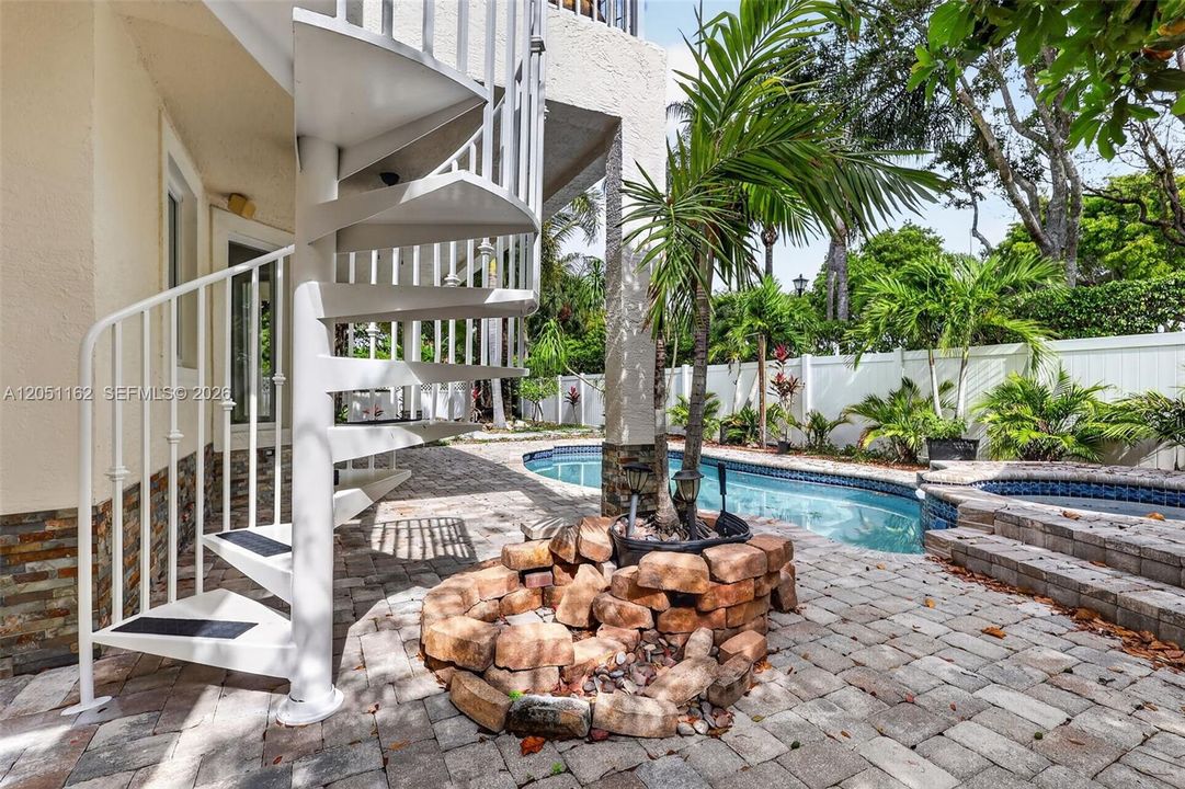 For Sale: $999,999 (5 beds, 2 baths, 3184 Square Feet)