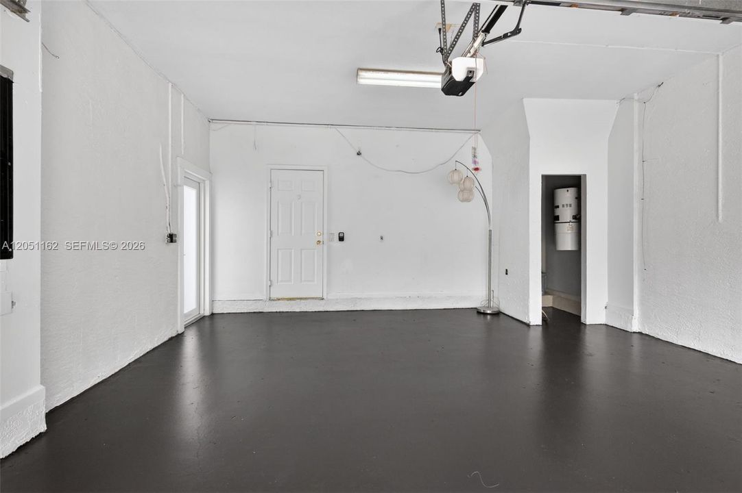 For Sale: $999,999 (5 beds, 2 baths, 3184 Square Feet)