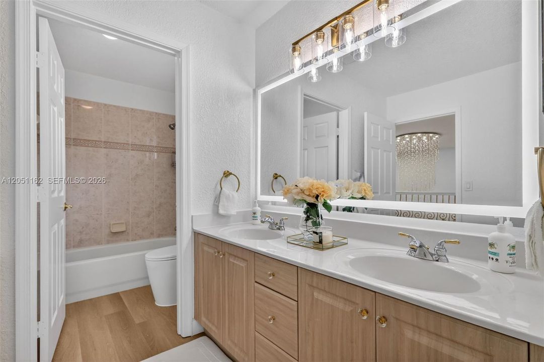 For Sale: $999,999 (5 beds, 2 baths, 3184 Square Feet)