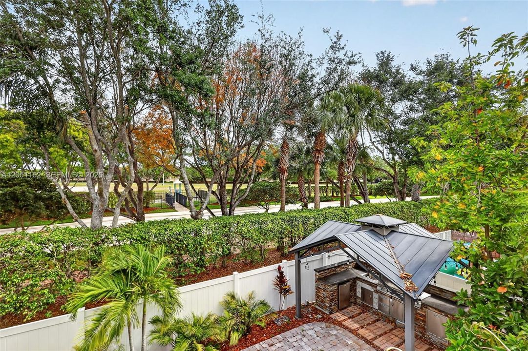 For Sale: $999,999 (5 beds, 2 baths, 3184 Square Feet)