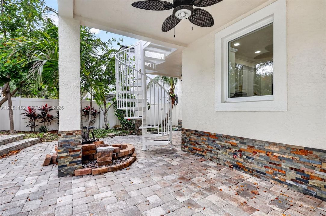 For Sale: $999,999 (5 beds, 2 baths, 3184 Square Feet)