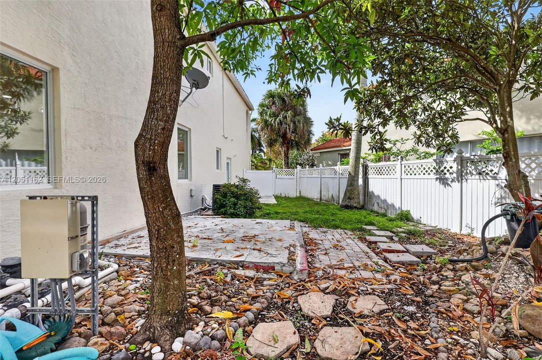 For Sale: $999,999 (5 beds, 2 baths, 3184 Square Feet)