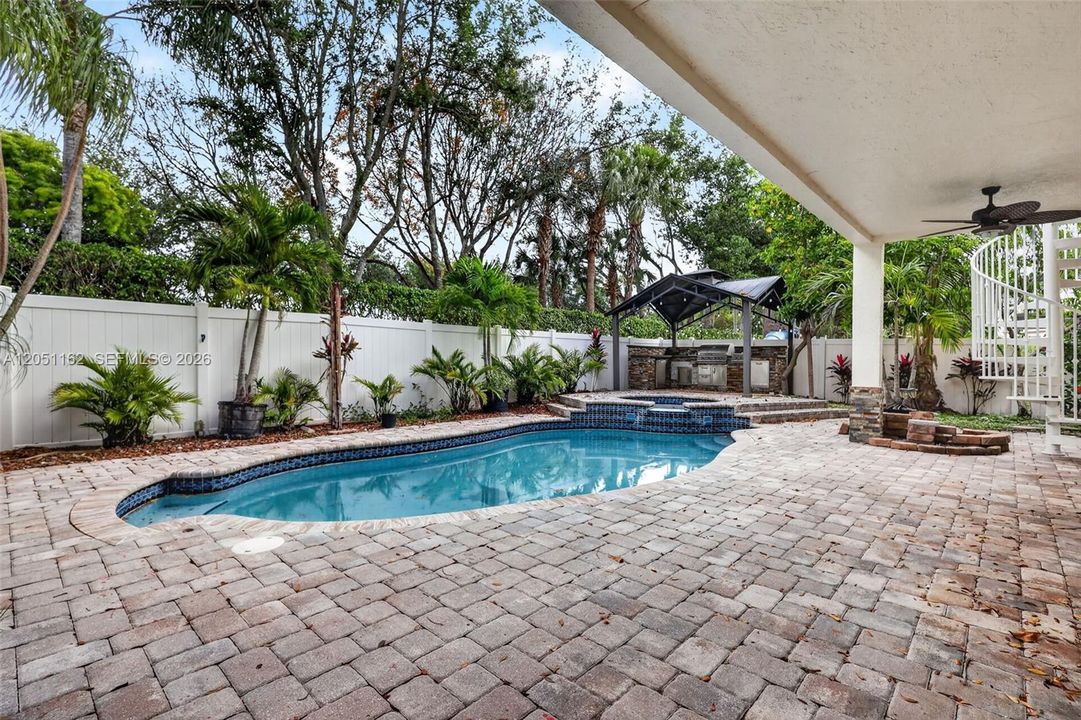For Sale: $999,999 (5 beds, 2 baths, 3184 Square Feet)