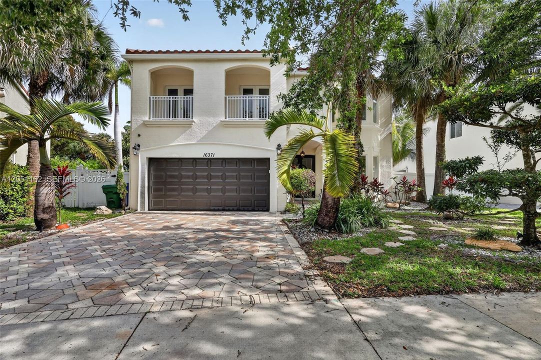 For Sale: $999,999 (5 beds, 2 baths, 3184 Square Feet)