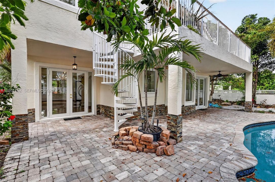 For Sale: $999,999 (5 beds, 2 baths, 3184 Square Feet)