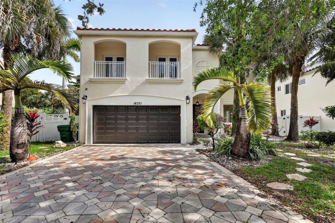 For Sale: $999,999 (5 beds, 2 baths, 3184 Square Feet)