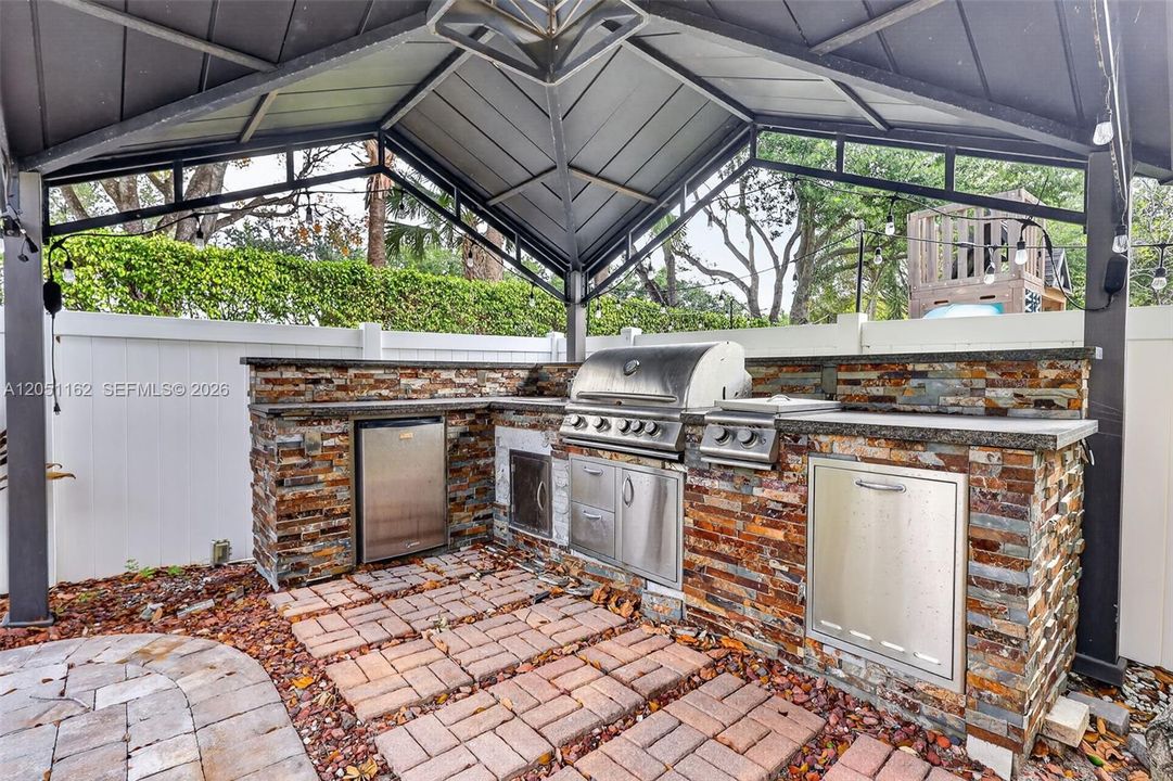 For Sale: $999,999 (5 beds, 2 baths, 3184 Square Feet)