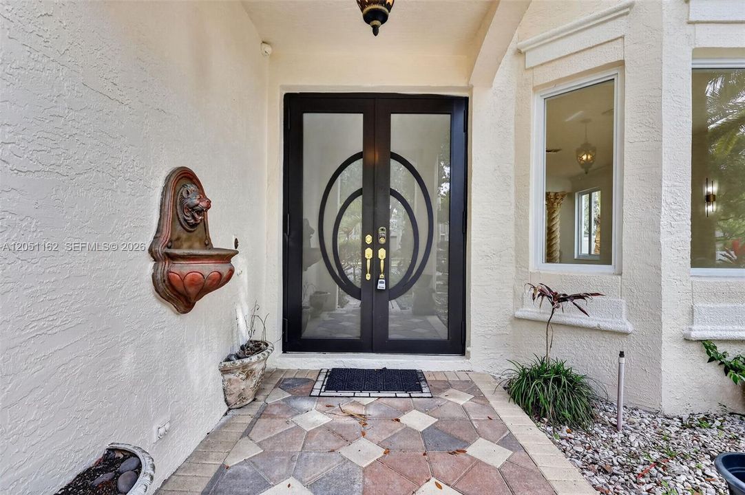 For Sale: $999,999 (5 beds, 2 baths, 3184 Square Feet)