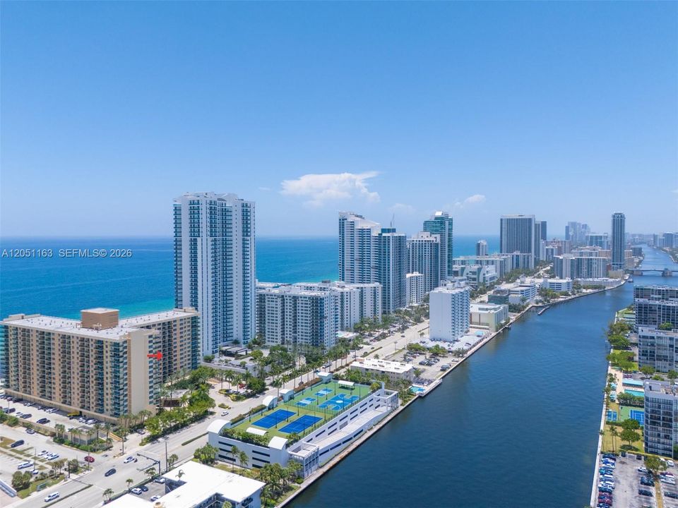 For Sale: $399,500 (1 beds, 1 baths, 835 Square Feet)