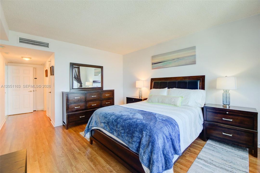 For Sale: $399,500 (1 beds, 1 baths, 835 Square Feet)
