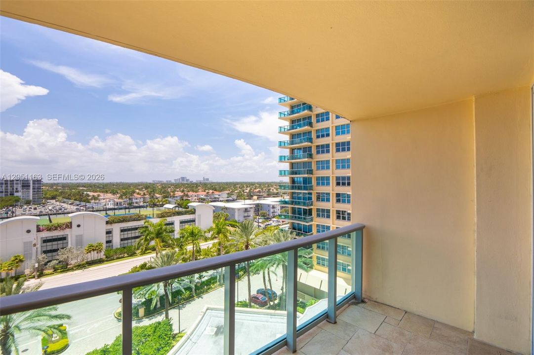 For Sale: $399,500 (1 beds, 1 baths, 835 Square Feet)