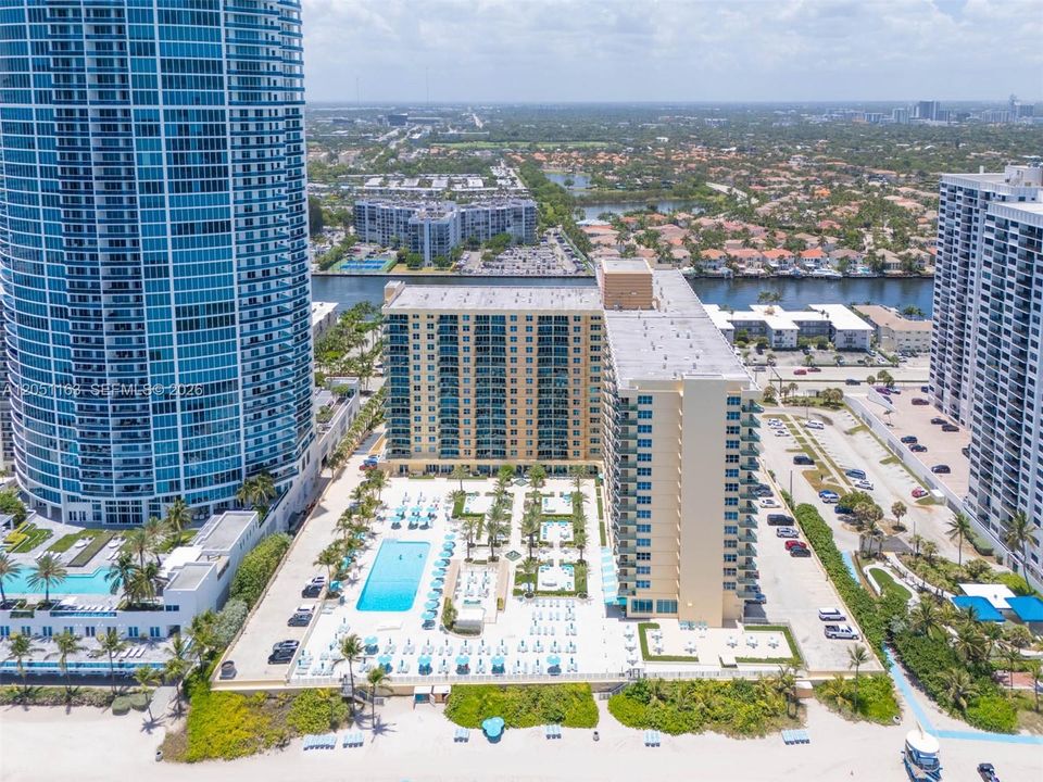 For Sale: $399,500 (1 beds, 1 baths, 835 Square Feet)
