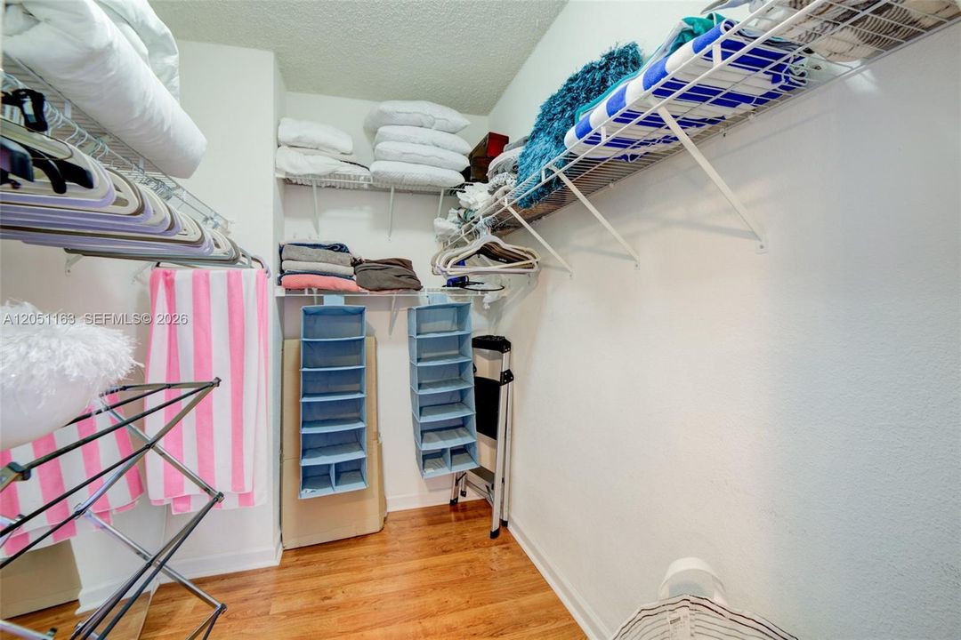 For Sale: $399,500 (1 beds, 1 baths, 835 Square Feet)