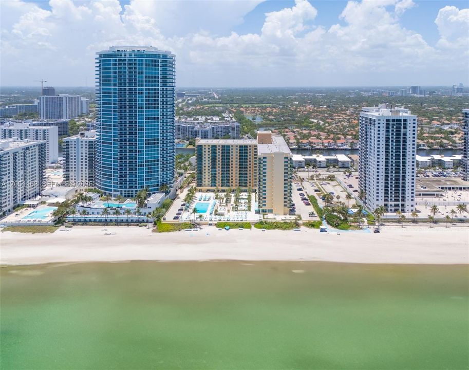 For Sale: $399,500 (1 beds, 1 baths, 835 Square Feet)