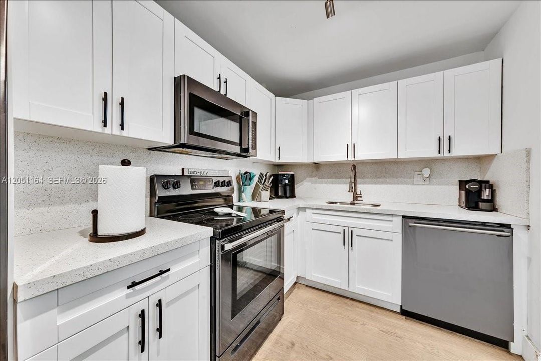 For Sale: $330,000 (2 beds, 2 baths, 1010 Square Feet)