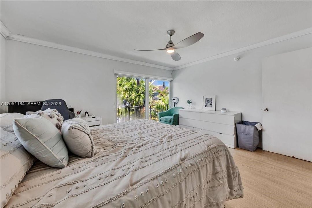 For Sale: $330,000 (2 beds, 2 baths, 1010 Square Feet)