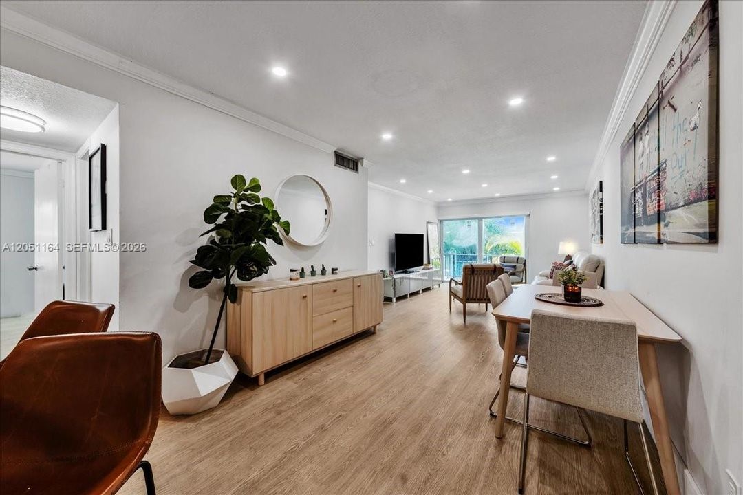 For Sale: $330,000 (2 beds, 2 baths, 1010 Square Feet)
