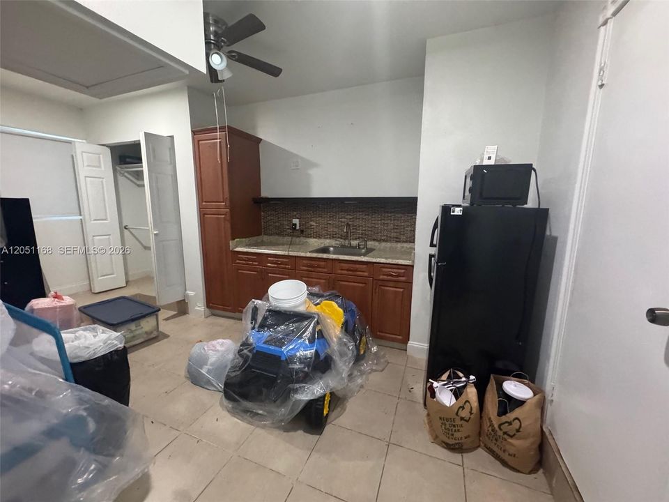 En Venta: $975,000 (4 camas, 2 baños, 2215 Pies cuadrados)