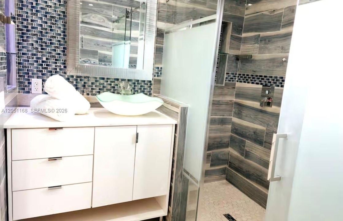 En Venta: $975,000 (4 camas, 2 baños, 2215 Pies cuadrados)
