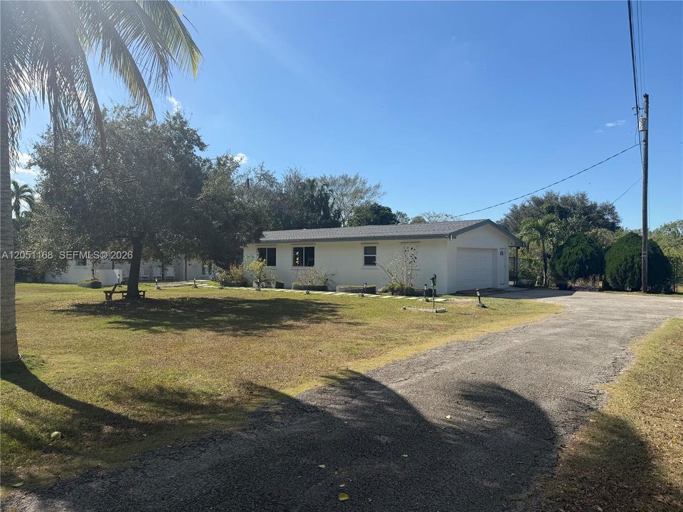 En Venta: $975,000 (4 camas, 2 baños, 2215 Pies cuadrados)
