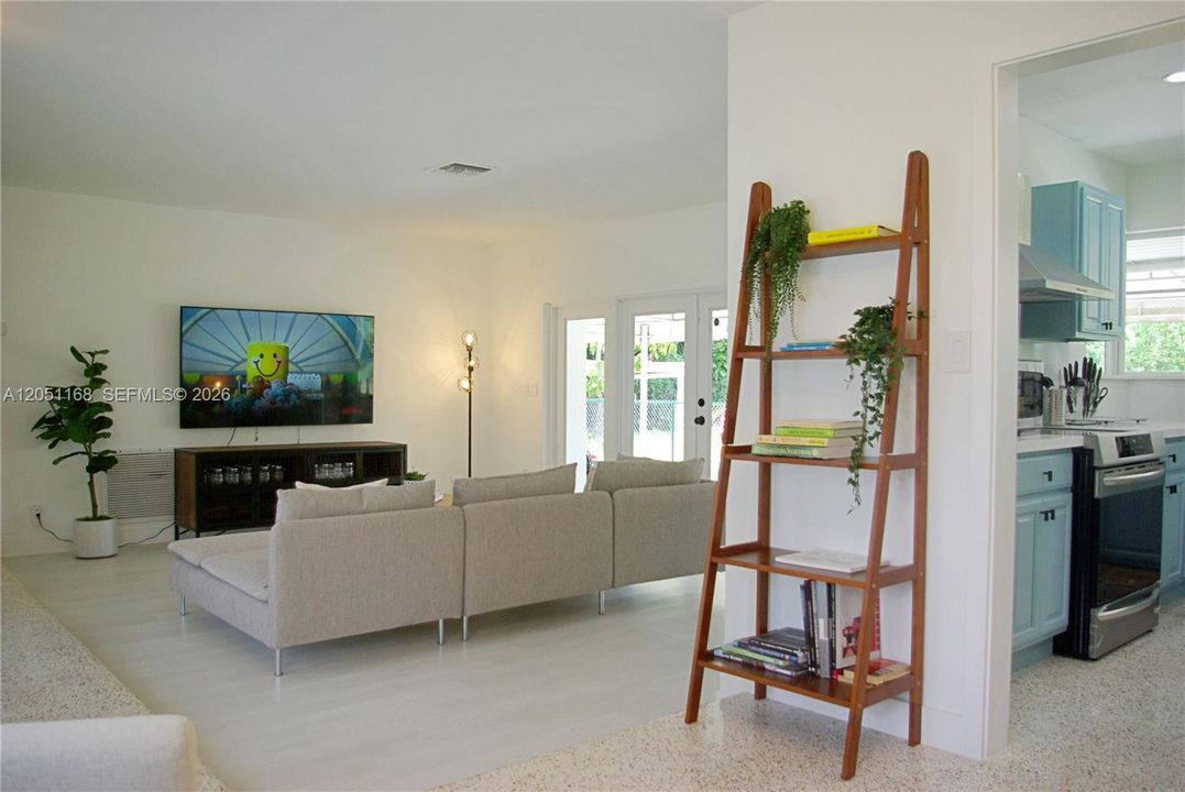 En Venta: $975,000 (4 camas, 2 baños, 2215 Pies cuadrados)