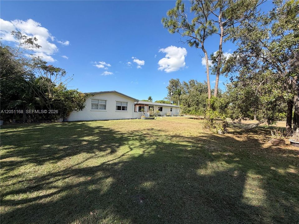 En Venta: $975,000 (4 camas, 2 baños, 2215 Pies cuadrados)