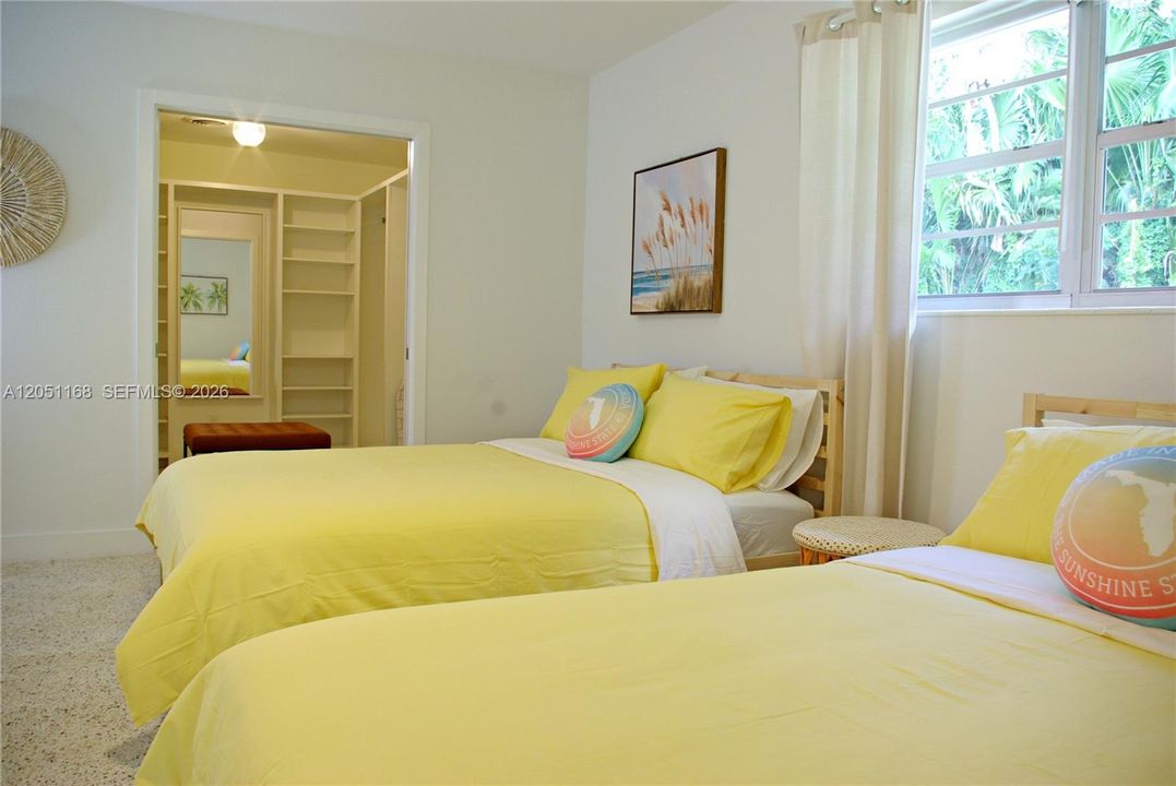 En Venta: $975,000 (4 camas, 2 baños, 2215 Pies cuadrados)