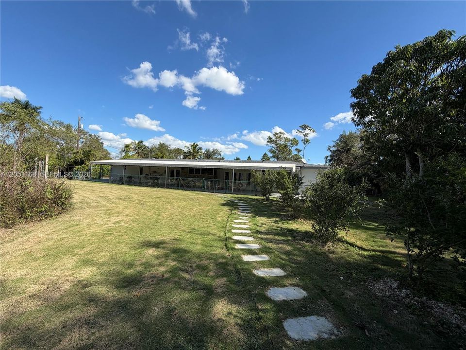 En Venta: $975,000 (4 camas, 2 baños, 2215 Pies cuadrados)