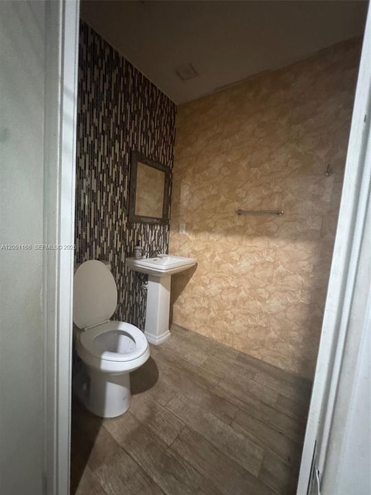 En Venta: $975,000 (4 camas, 2 baños, 2215 Pies cuadrados)