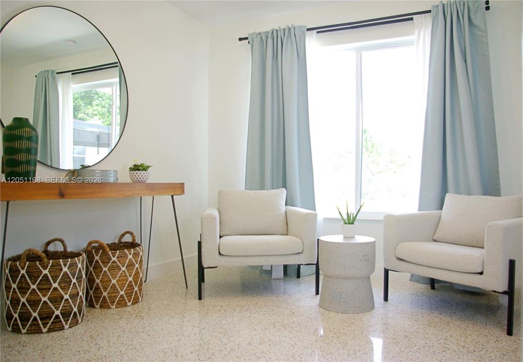 En Venta: $975,000 (4 camas, 2 baños, 2215 Pies cuadrados)
