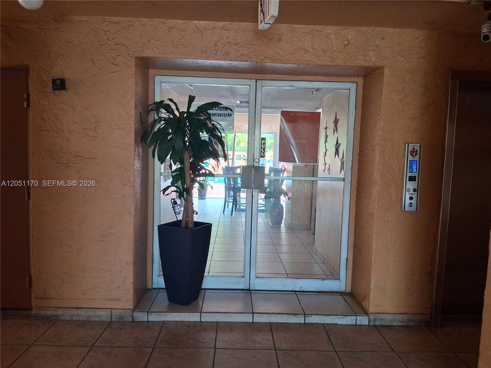For Rent: $2,200 (2 beds, 1 baths, 780 Square Feet)