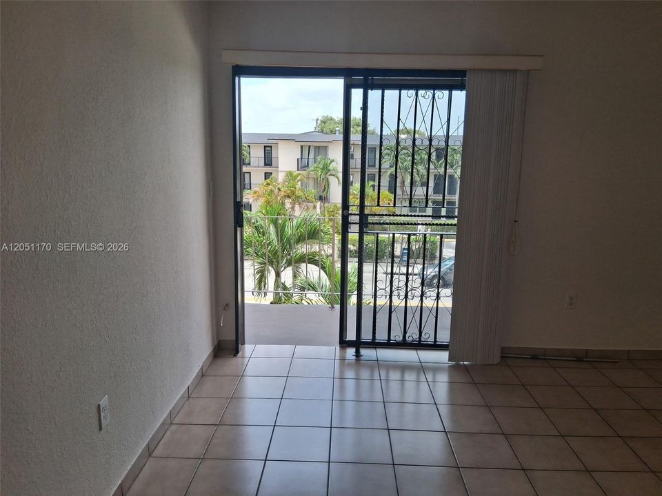 For Rent: $2,200 (2 beds, 1 baths, 780 Square Feet)
