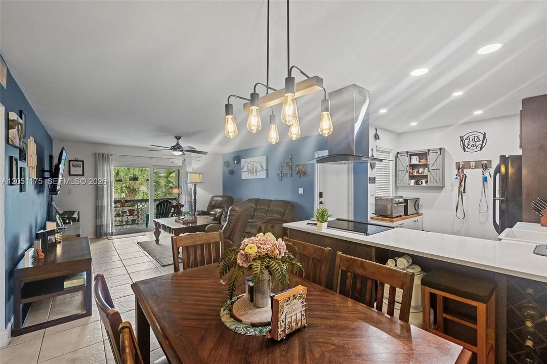 For Sale: $285,000 (2 beds, 2 baths, 1050 Square Feet)