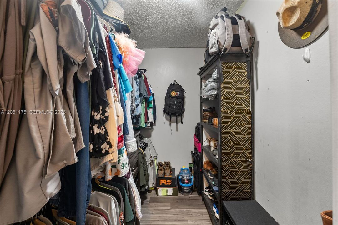 For Sale: $285,000 (2 beds, 2 baths, 1050 Square Feet)