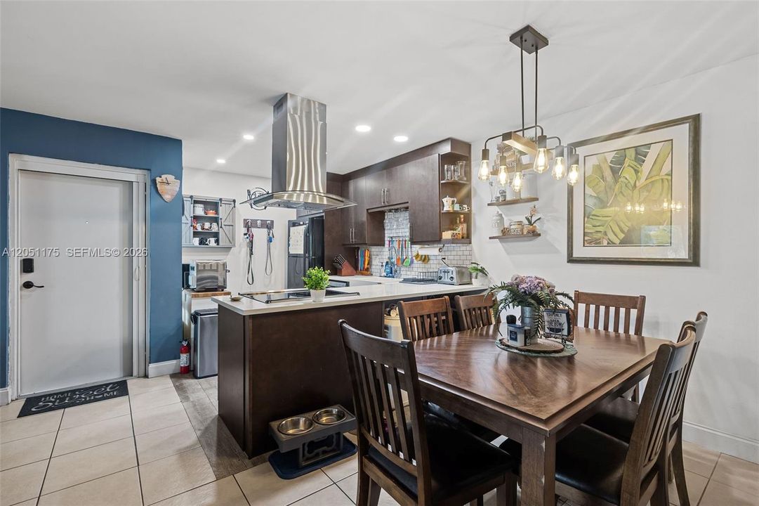 For Sale: $285,000 (2 beds, 2 baths, 1050 Square Feet)