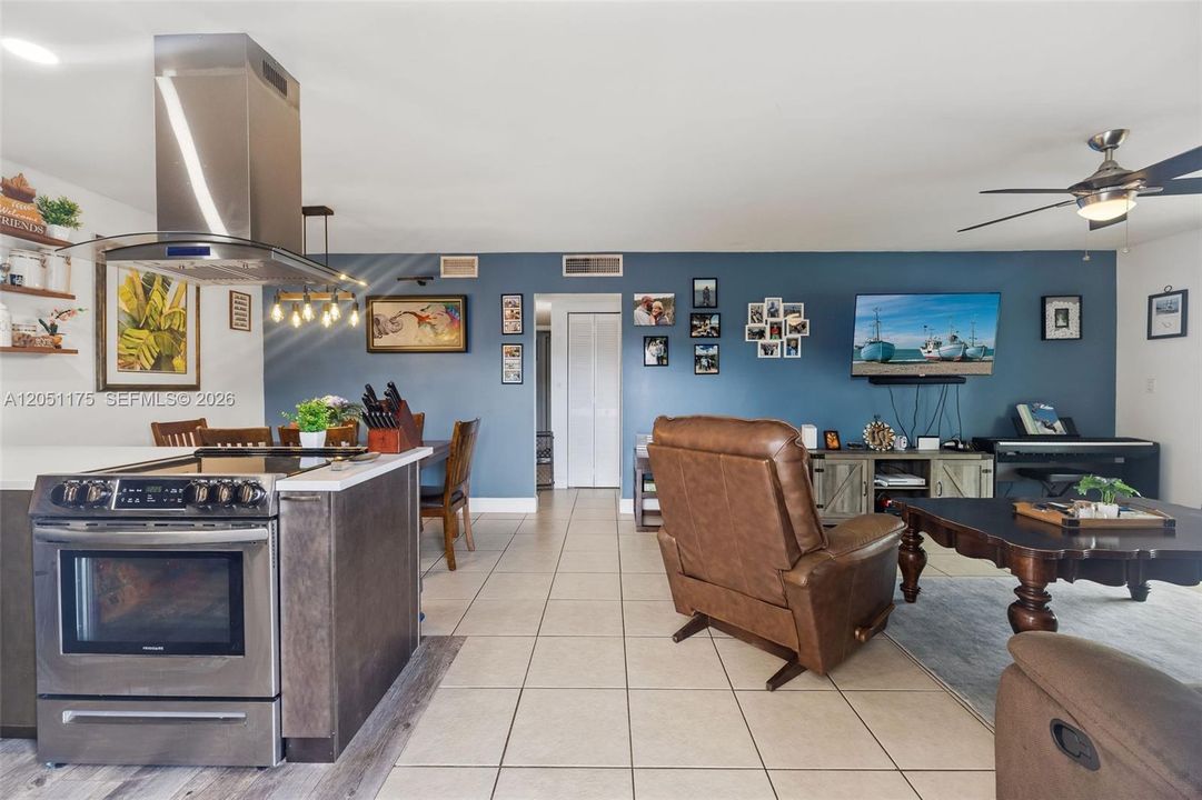 For Sale: $285,000 (2 beds, 2 baths, 1050 Square Feet)